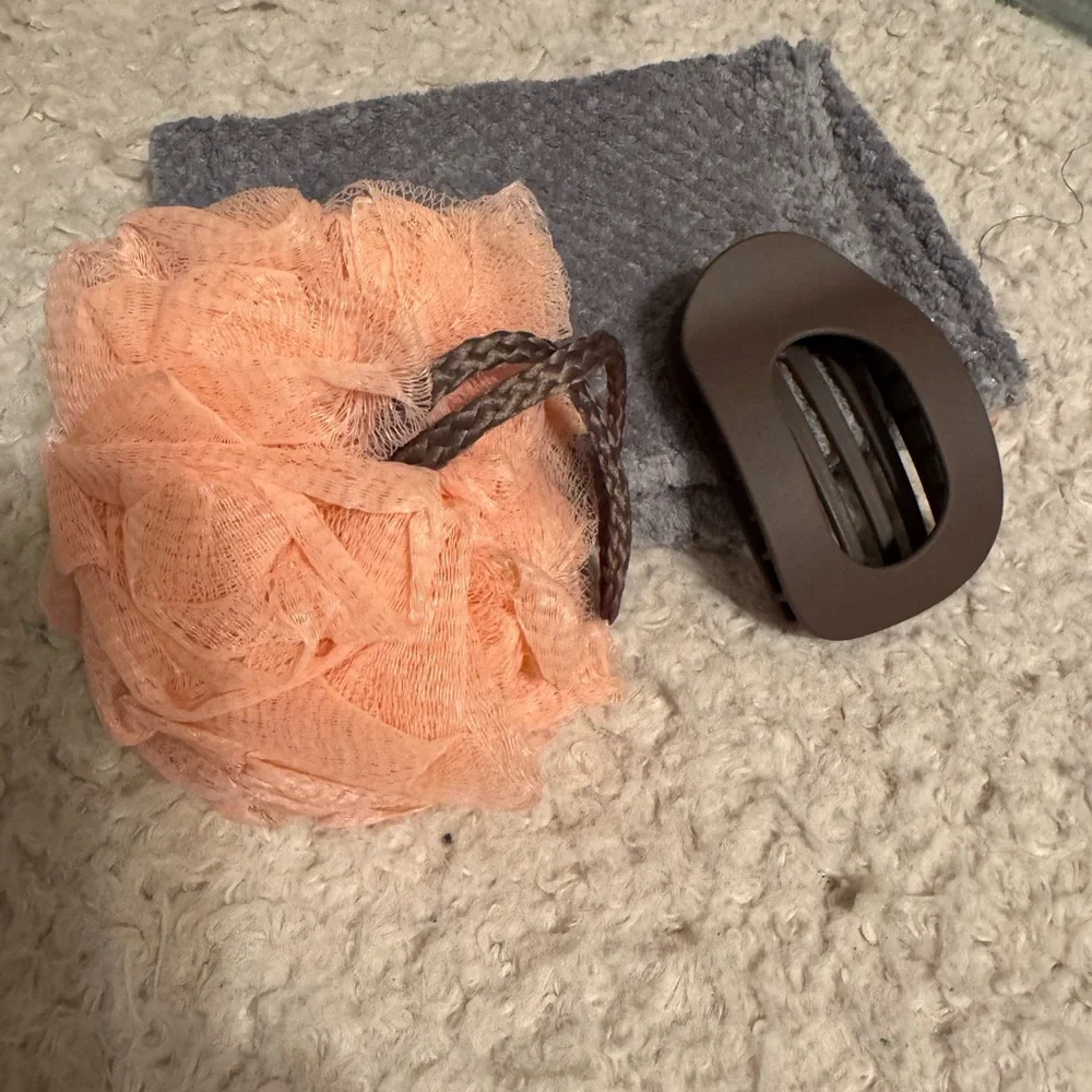 Soft Gray Turban, Loofah Bath Sponge, and Hair Clip Spa Set - Picture 2 of 6